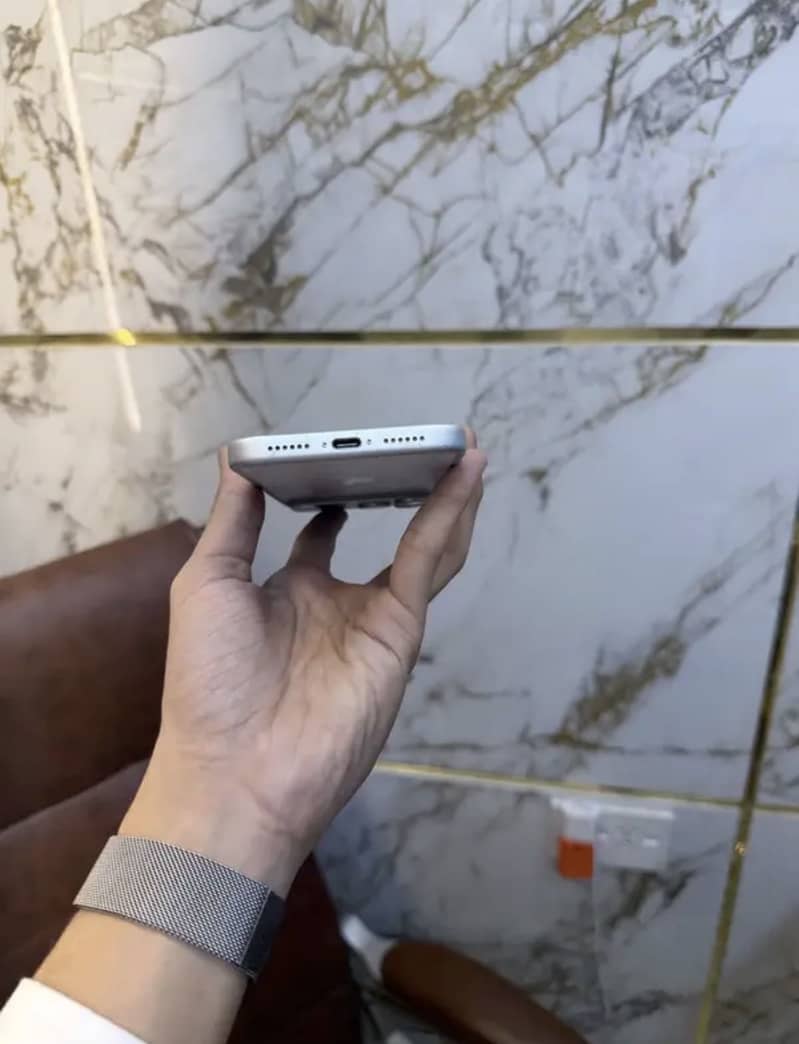 Apple iPhone 17 Pro Max 4