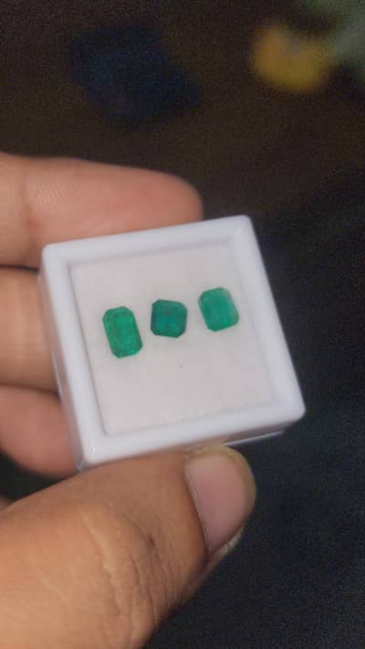 EMERALD LOT FOR SALE VERY CLEAN AND GOOD COLOR