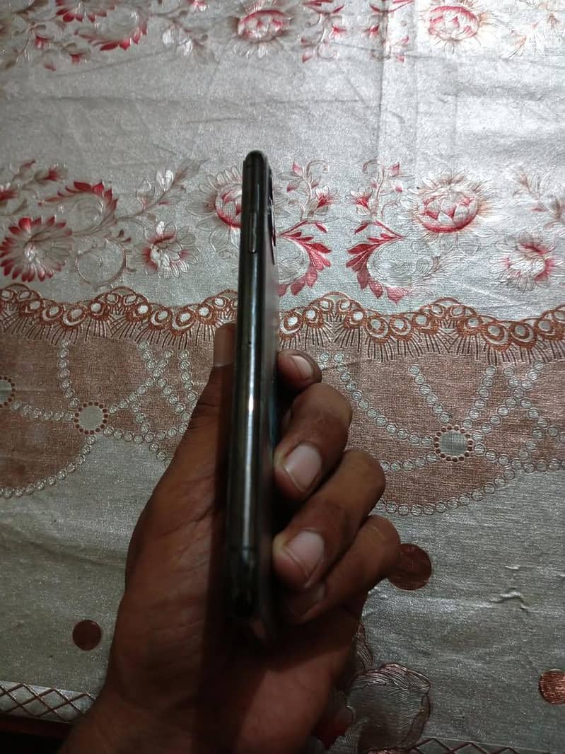 Apple iPhone 11 Pro Max 2