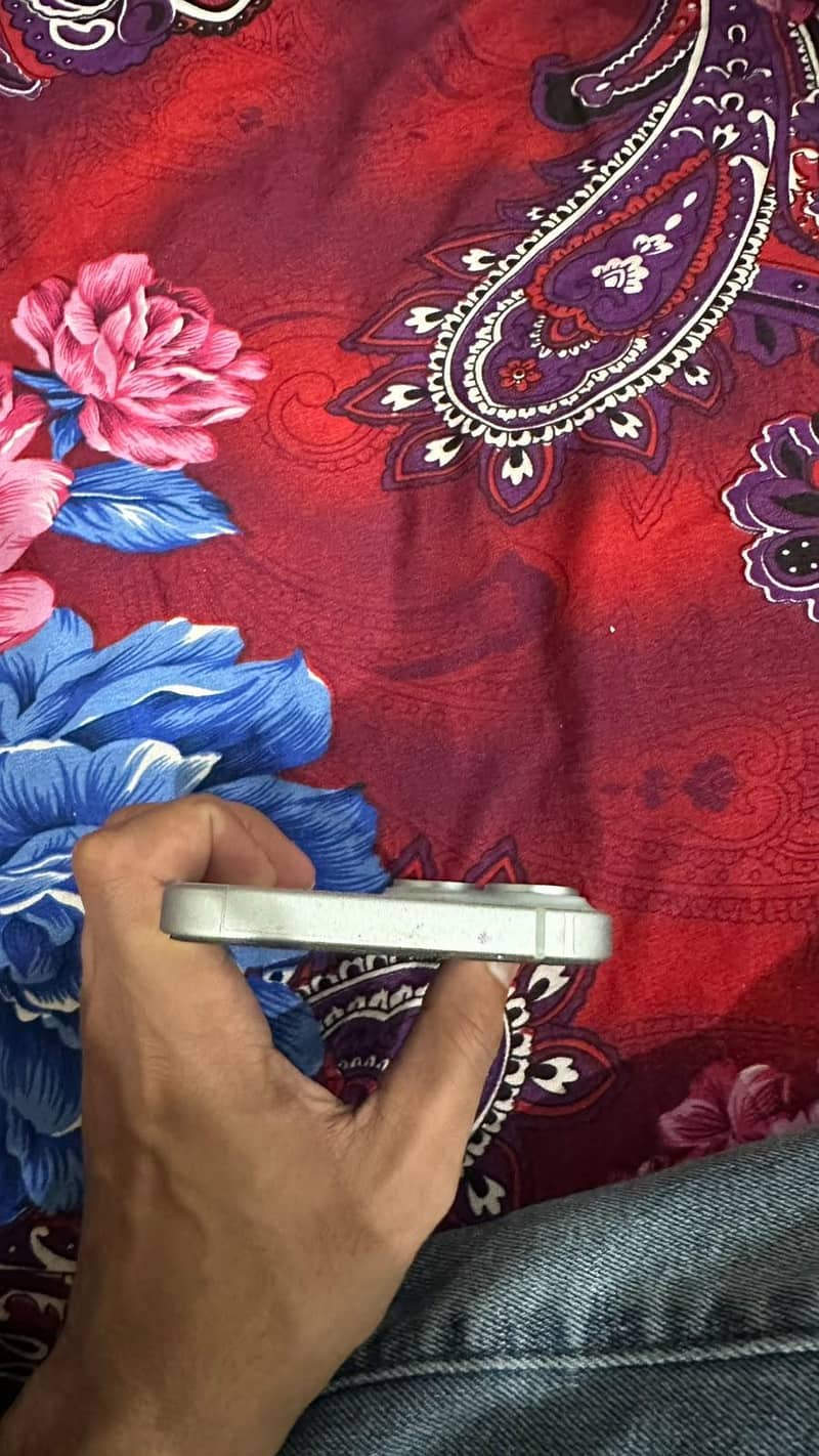 iPhone 15 4