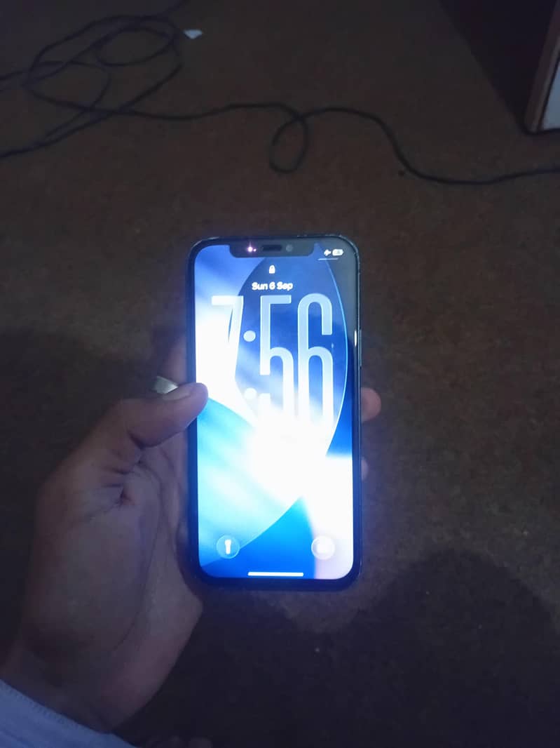 Apple iPhone 12 Sim glitched 2