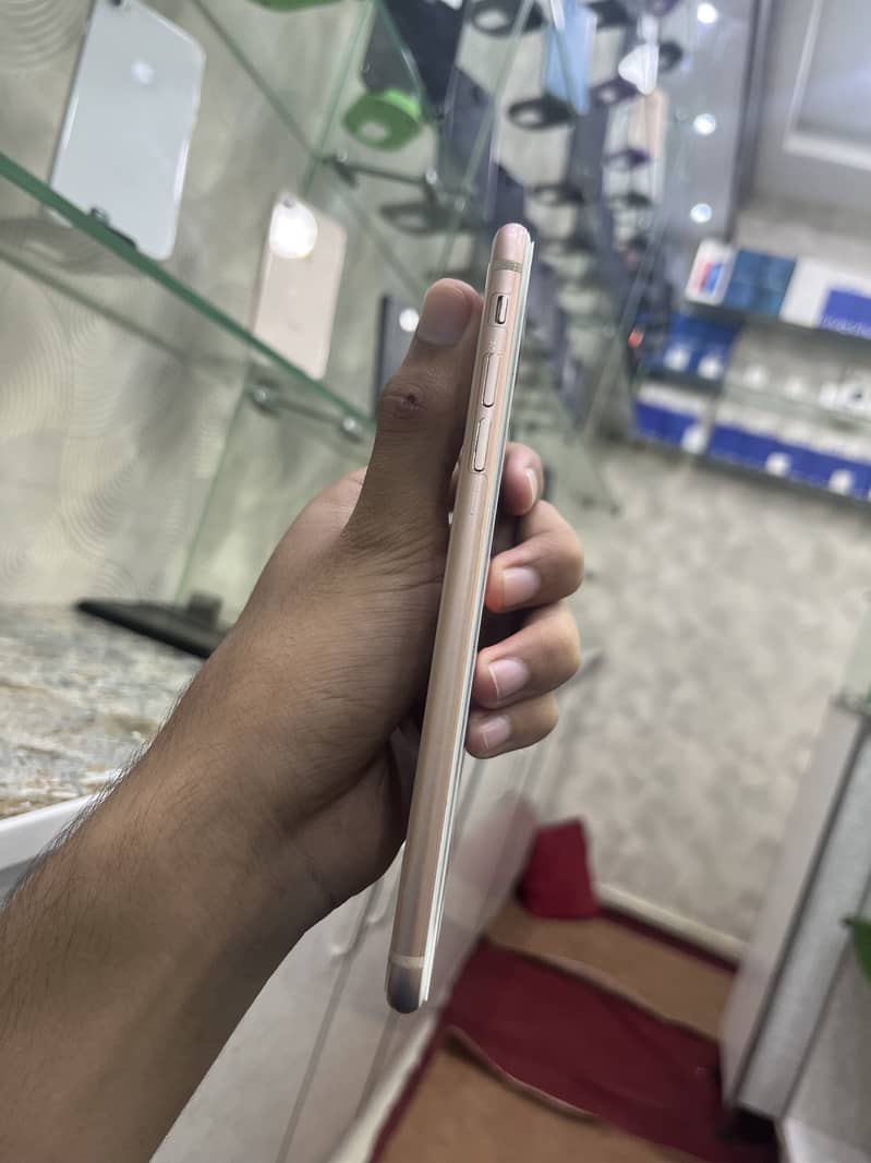 Apple iPhone 8 Plus 3