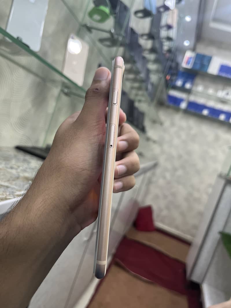 Apple iPhone 8 Plus 4