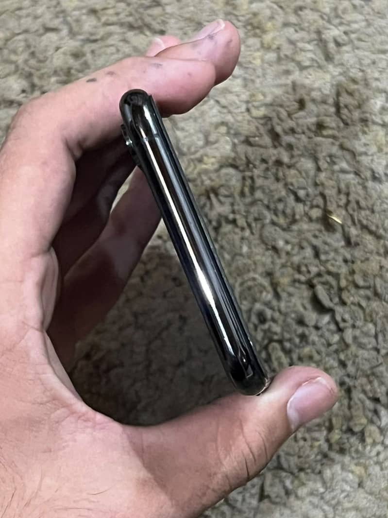 Apple iPhone XS Max 3