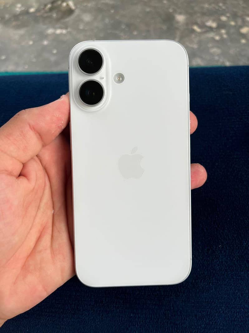 Apple iPhone 16 4
