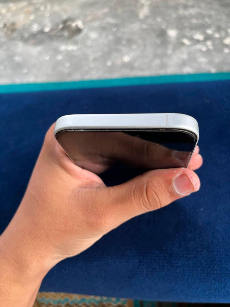 Apple iPhone 16 5