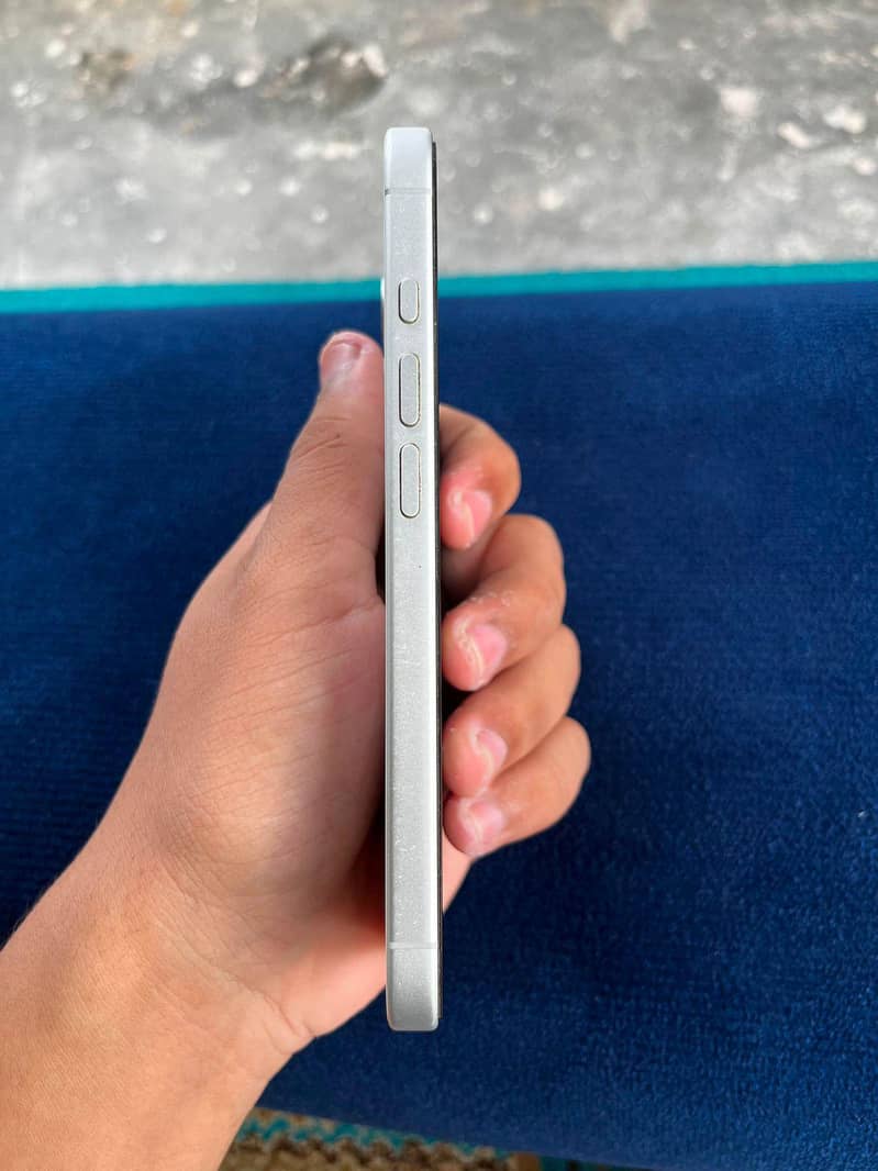 Apple iPhone 16 6