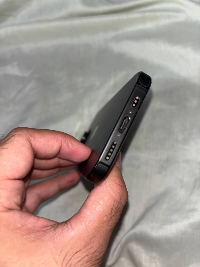 Apple iPhone 16 Pro 3