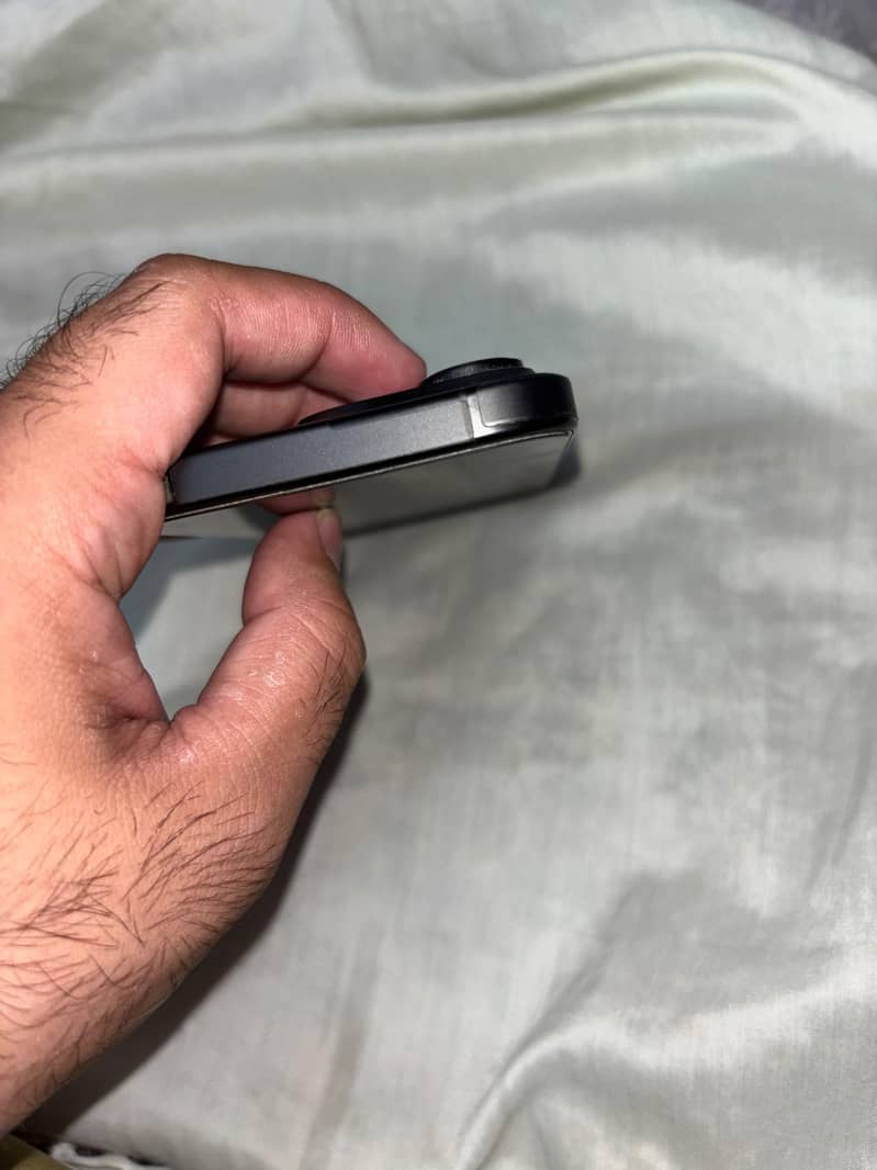Apple iPhone 16 Pro 4