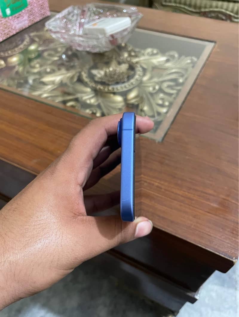 Apple iPhone 16 3