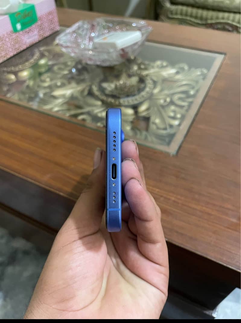 Apple iPhone 16 4