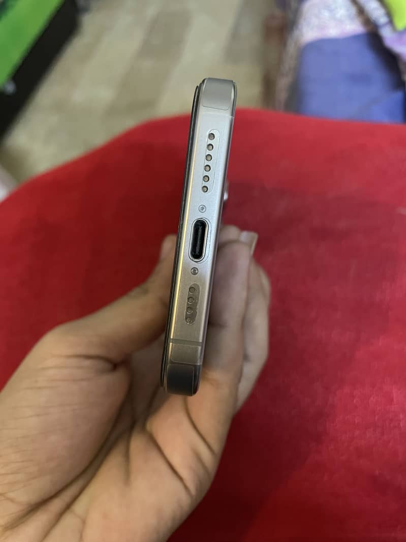 Apple iPhone 15 Pro Max 4