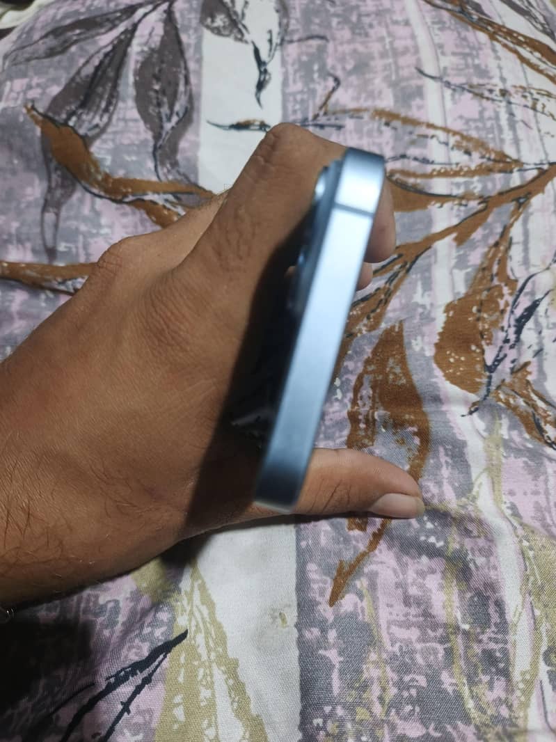Apple iPhone 14 3