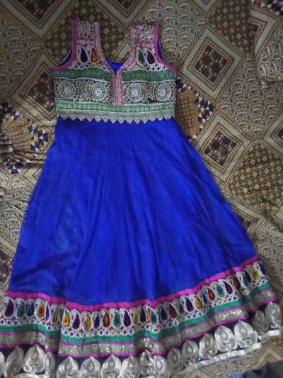 blue color ha long maxi ha  ya ek party mein dress hai