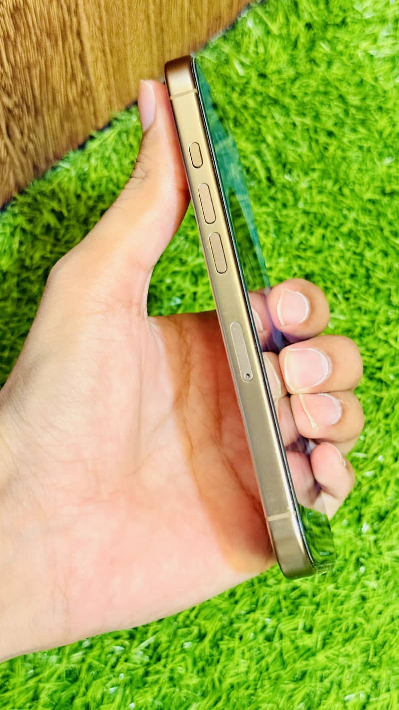 Apple iPhone 16 Pro 2