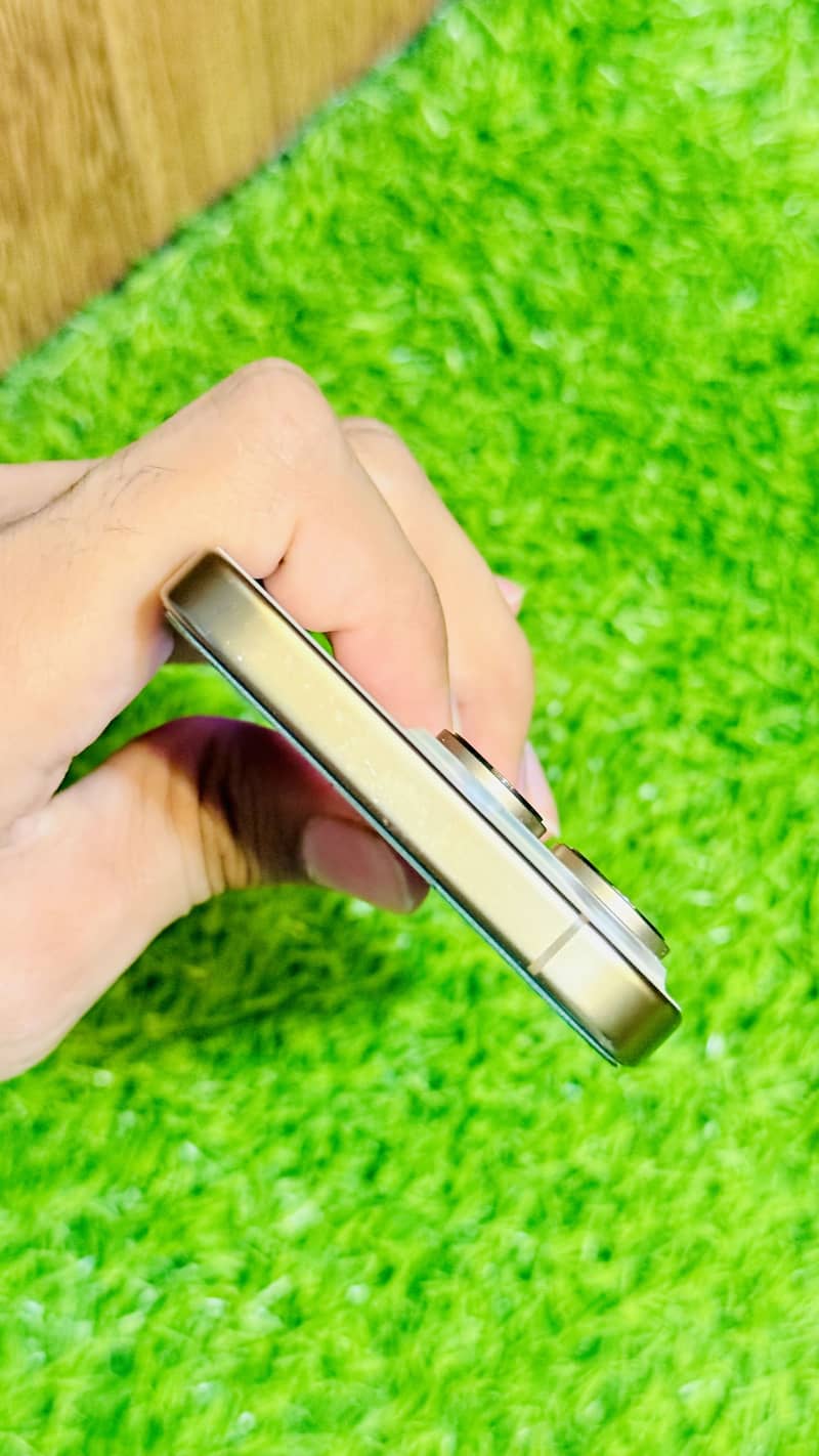 Apple iPhone 16 Pro 4