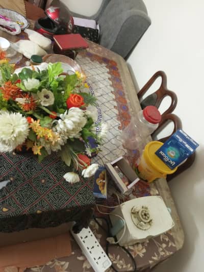 Dining table with 6 Chairs