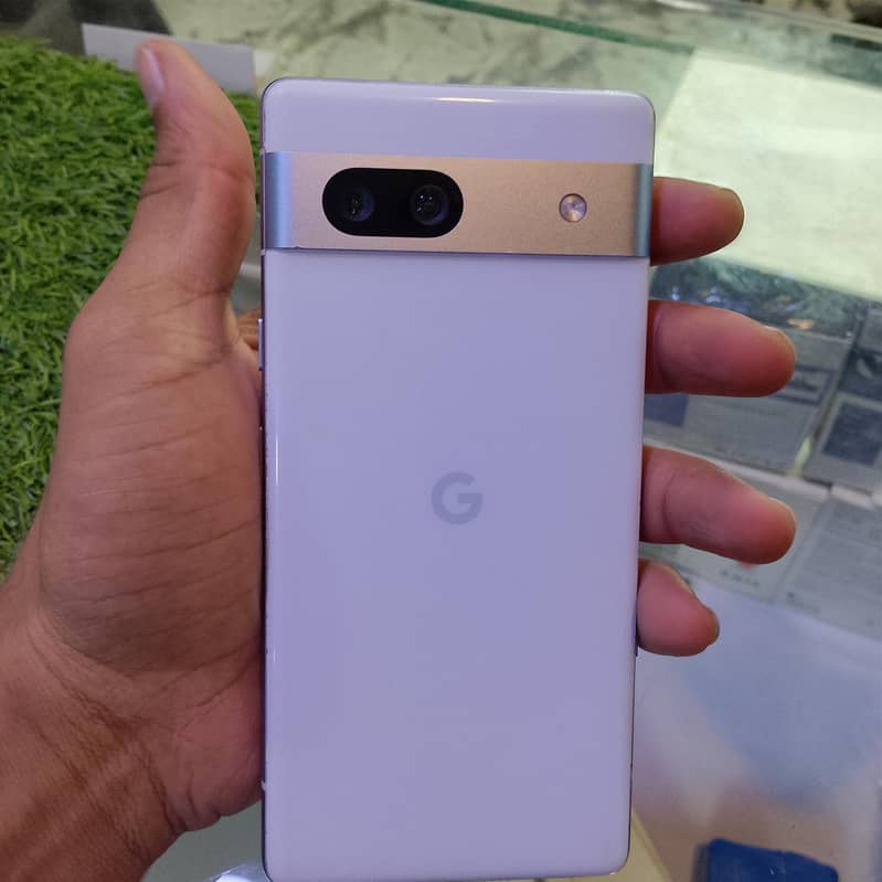 Google Pixel 7a OR. Google Pixel 8 0
