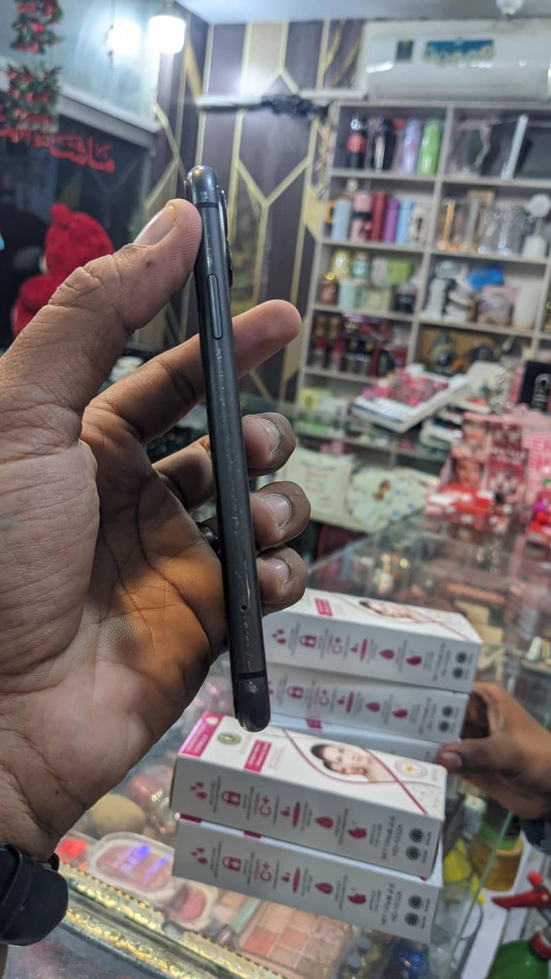 Apple iPhone 11 3