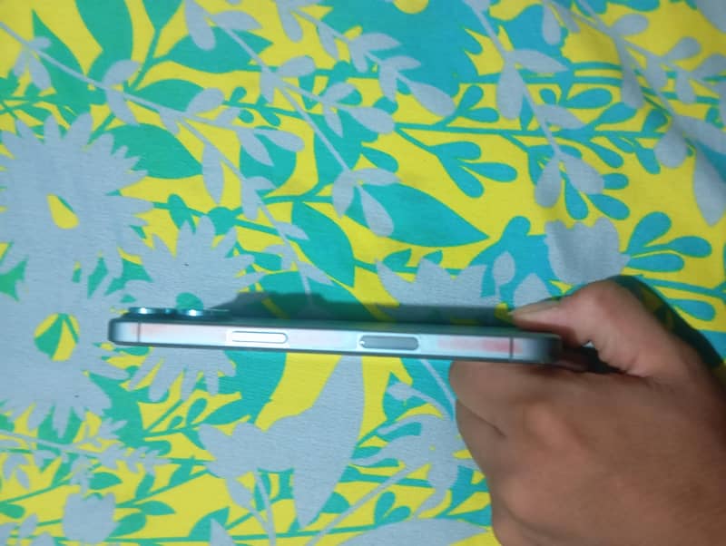 Apple iPhone 16 3