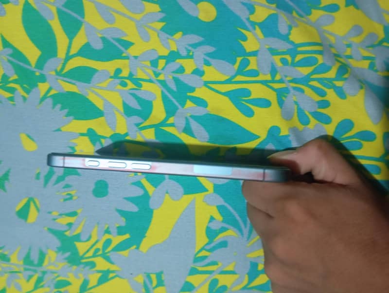 Apple iPhone 16 4