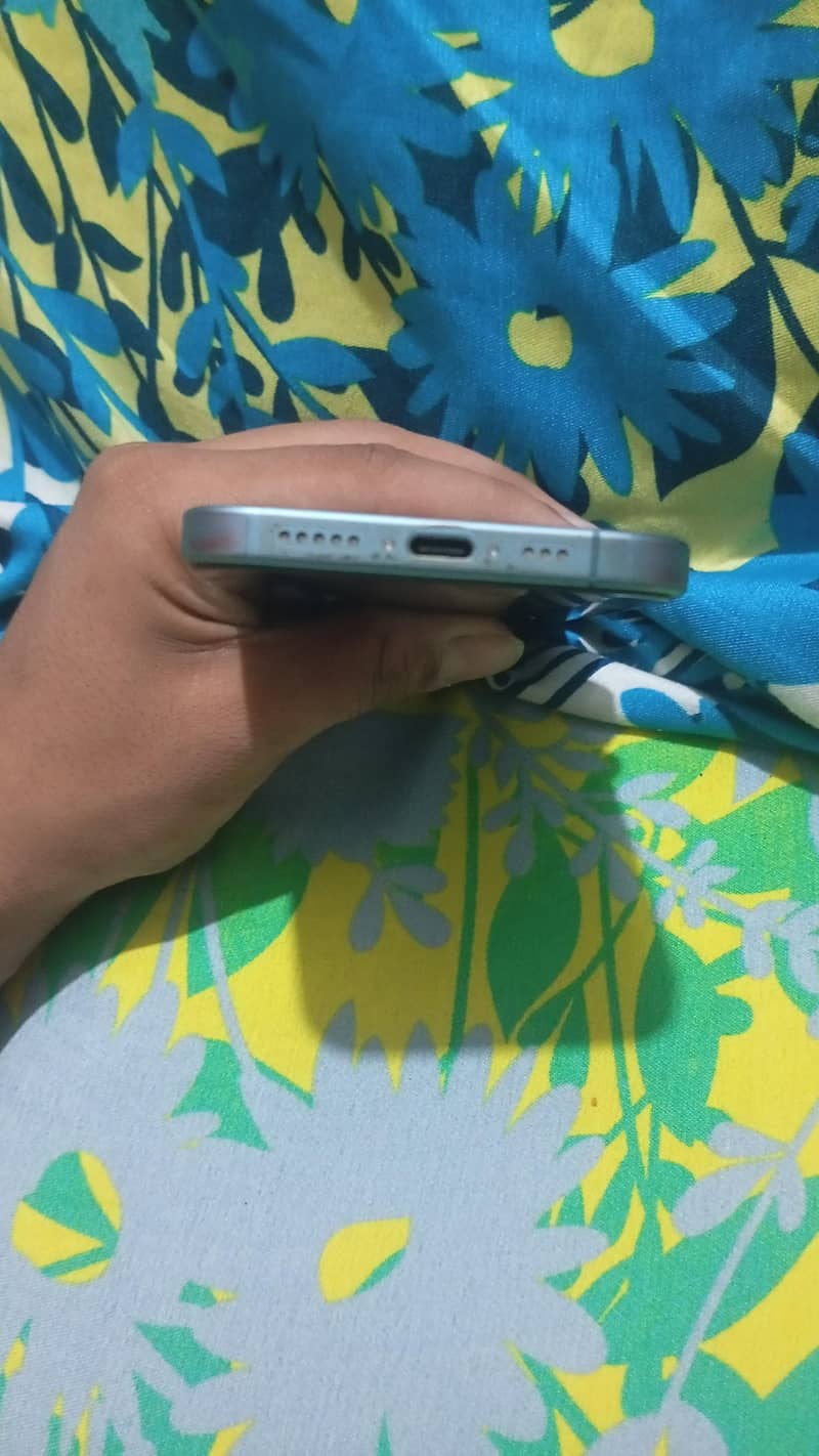 Apple iPhone 16 6