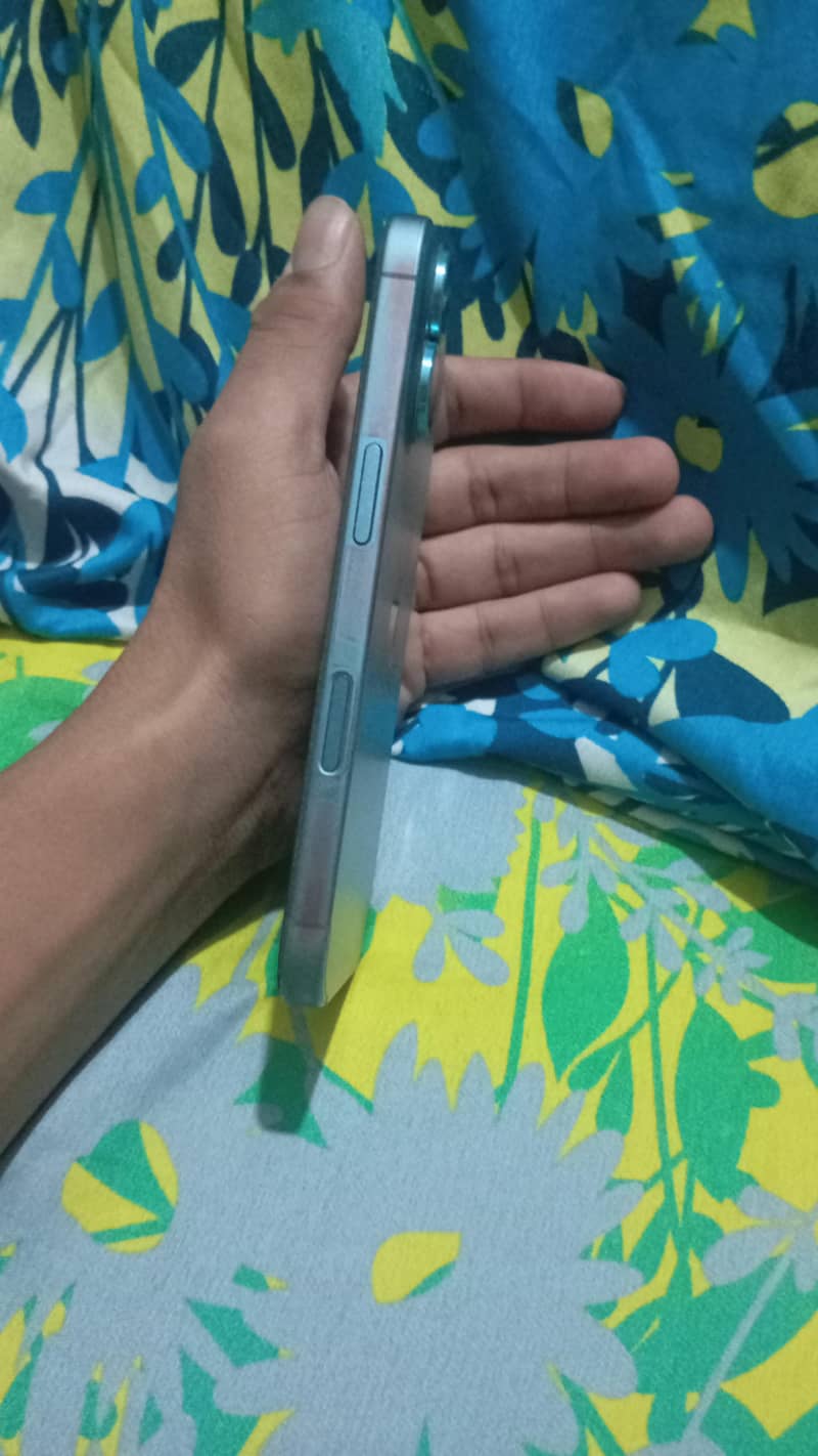 Apple iPhone 16 7