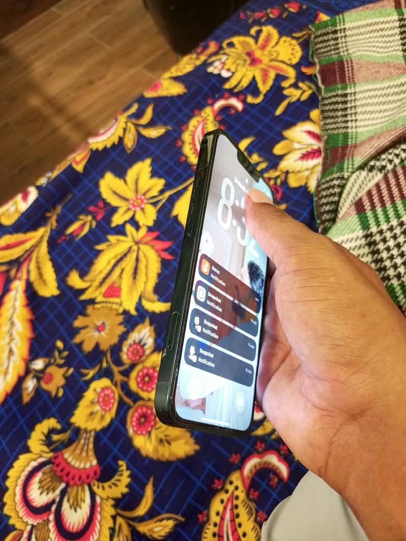 Apple iPhone 13 5