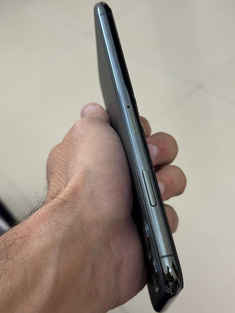Apple iPhone 11 Pro Max 4