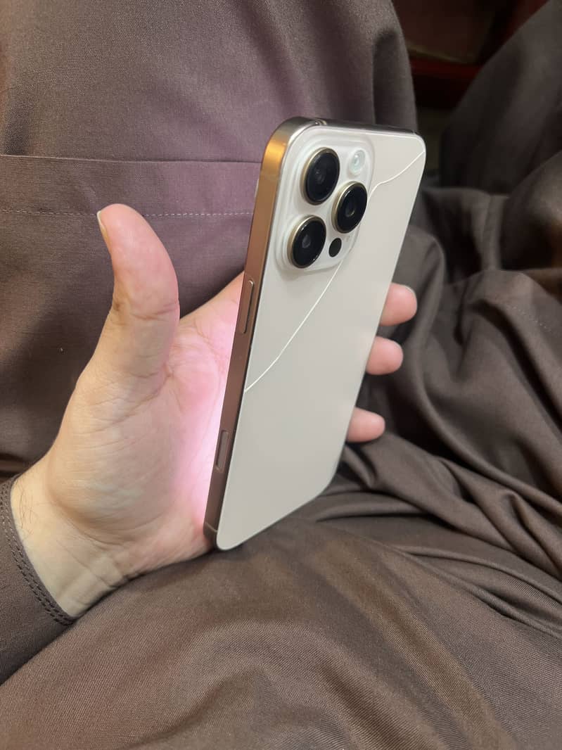 Apple iPhone 16 Pro Max 2