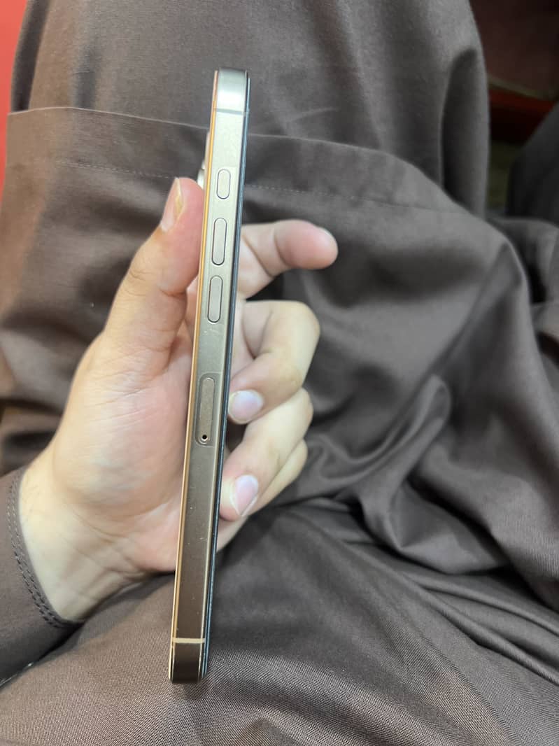 Apple iPhone 16 Pro Max 5