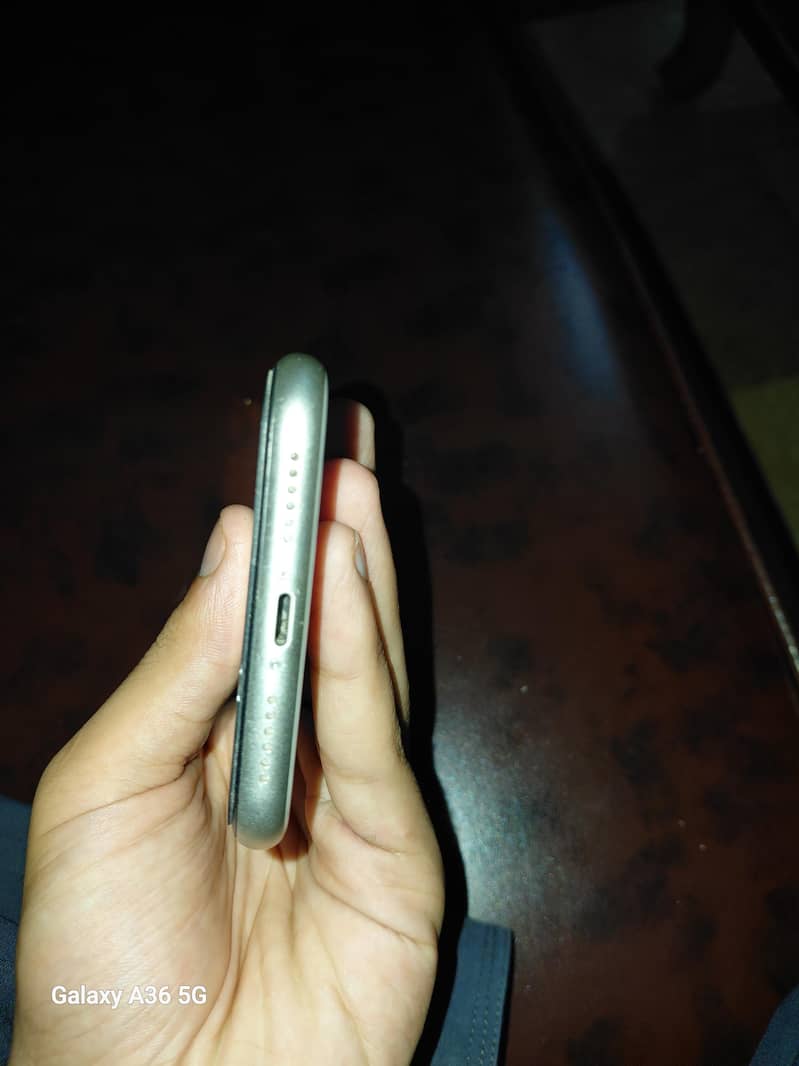 Apple iPhone 11 4