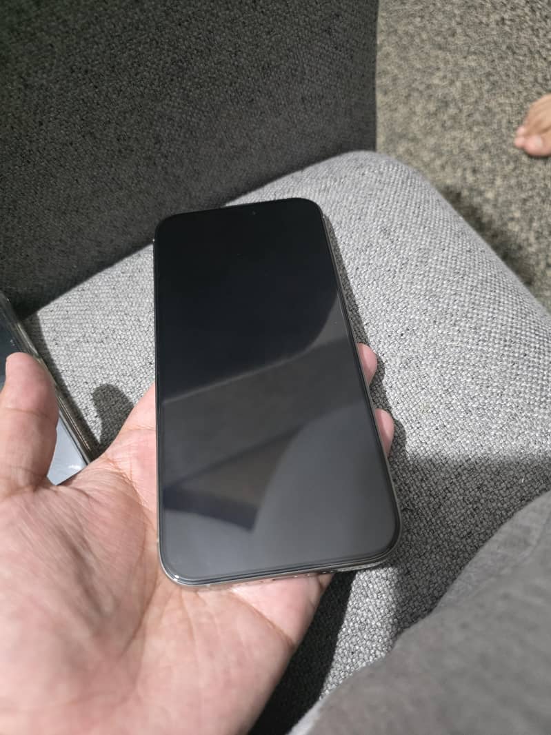 Apple iPhone 16 Pro Max 1