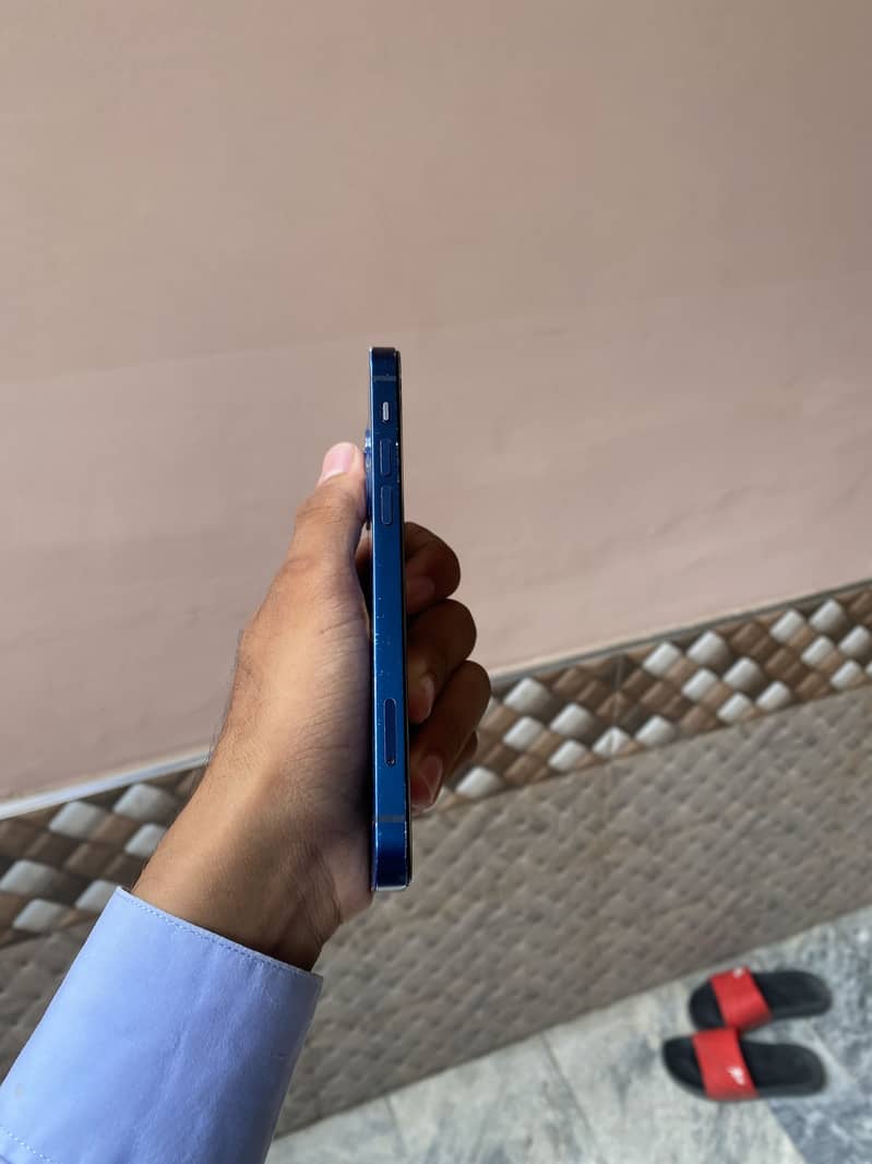 Apple iPhone 12 4