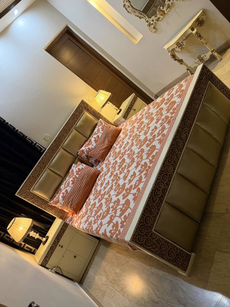Bed bedside table, dressing table with mattress laps 0