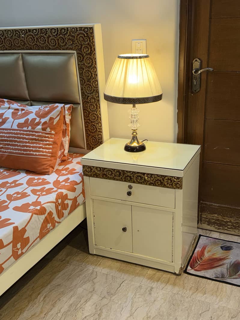 Bed bedside table, dressing table with mattress laps 3
