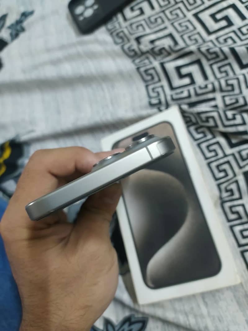 Apple iPhone 15 Pro Max 9