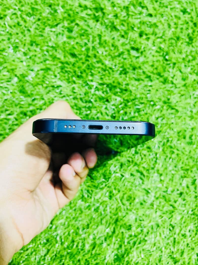 Apple iPhone 12 4