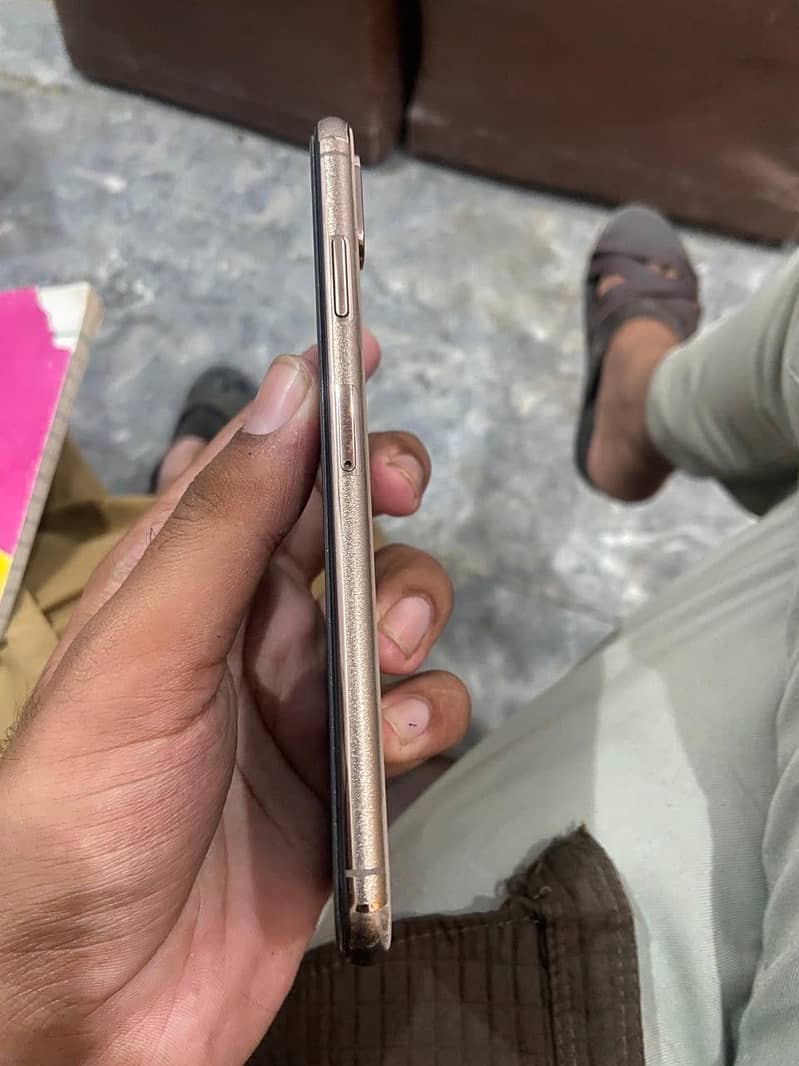 Apple iPhone XS Max 3