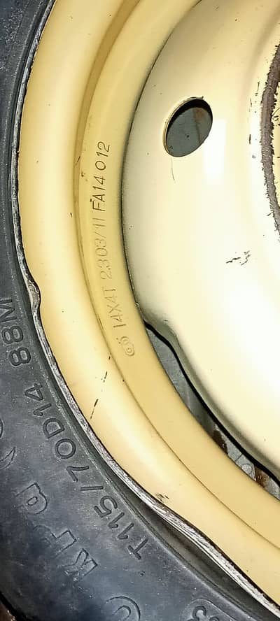 Stepny ka rim ha 14 size only Rim ha tyre bekar ho chuka ha