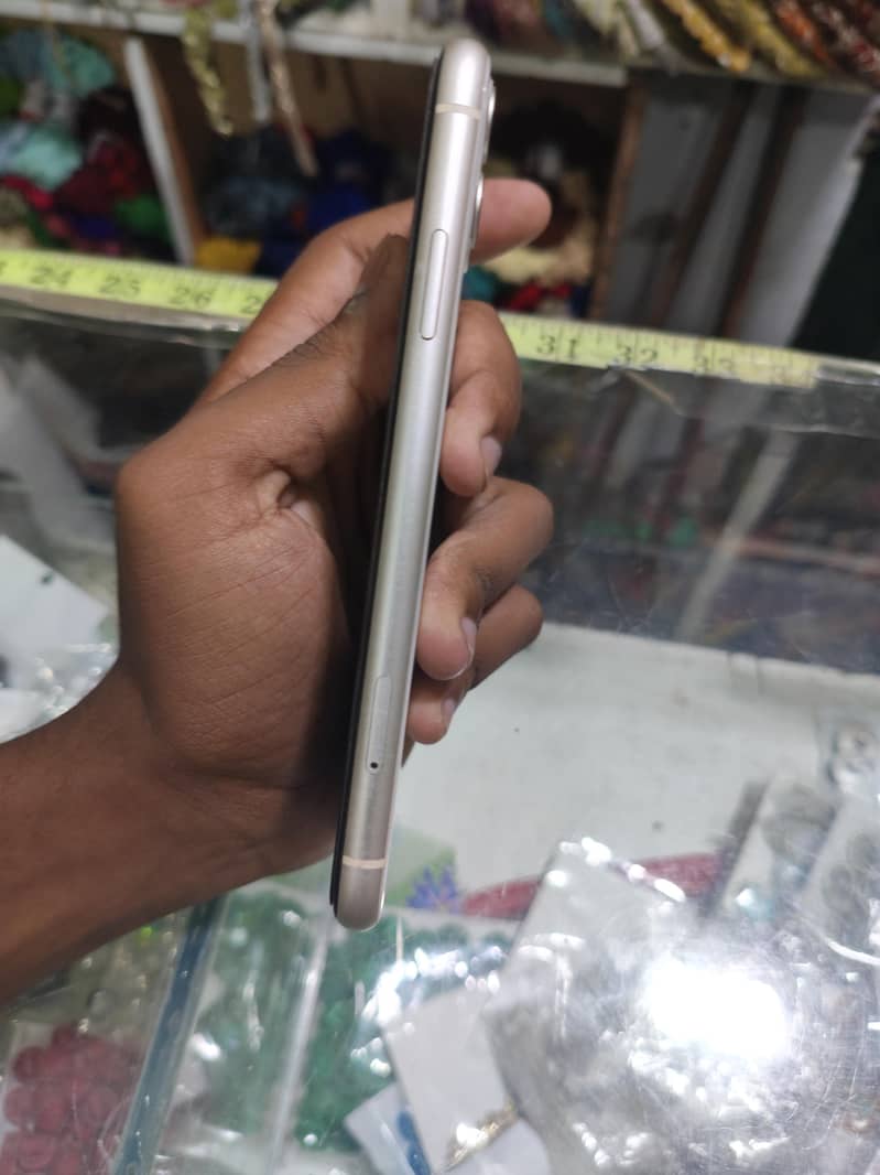 Apple iPhone 11 3