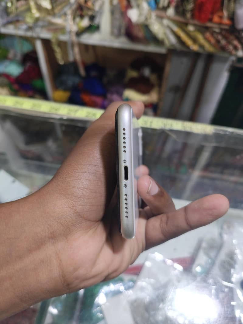 Apple iPhone 11 4