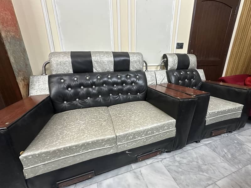 Selling sofa set 0