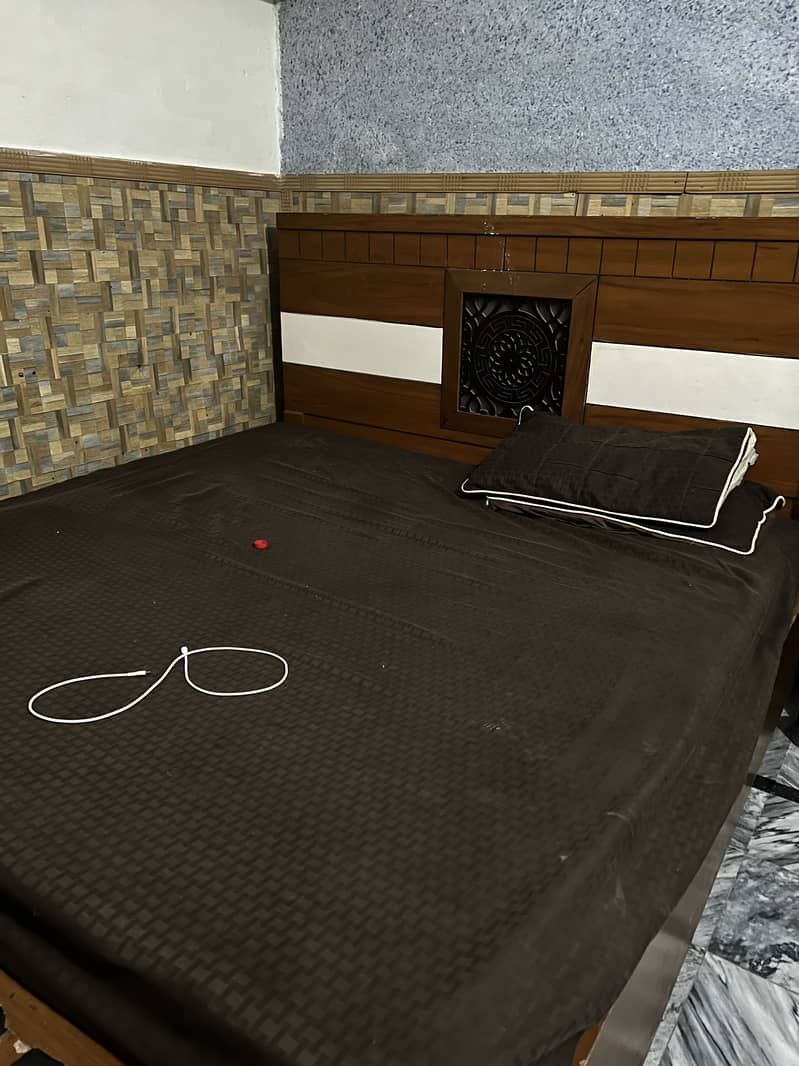 King size bed 0