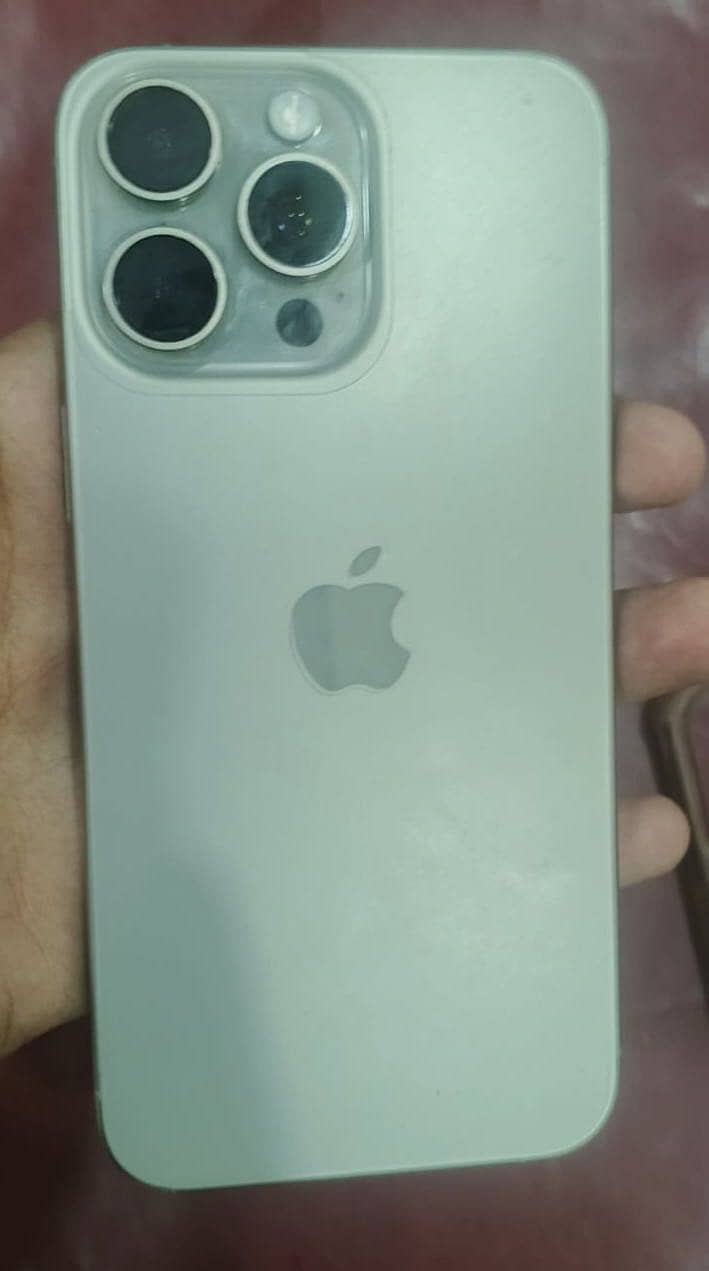 Apple iPhone 15 Pro Max 4