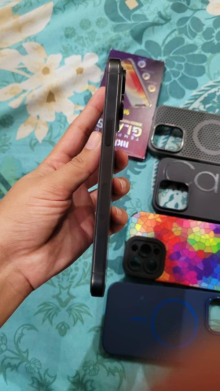 Apple iPhone 15 Pro Max 4