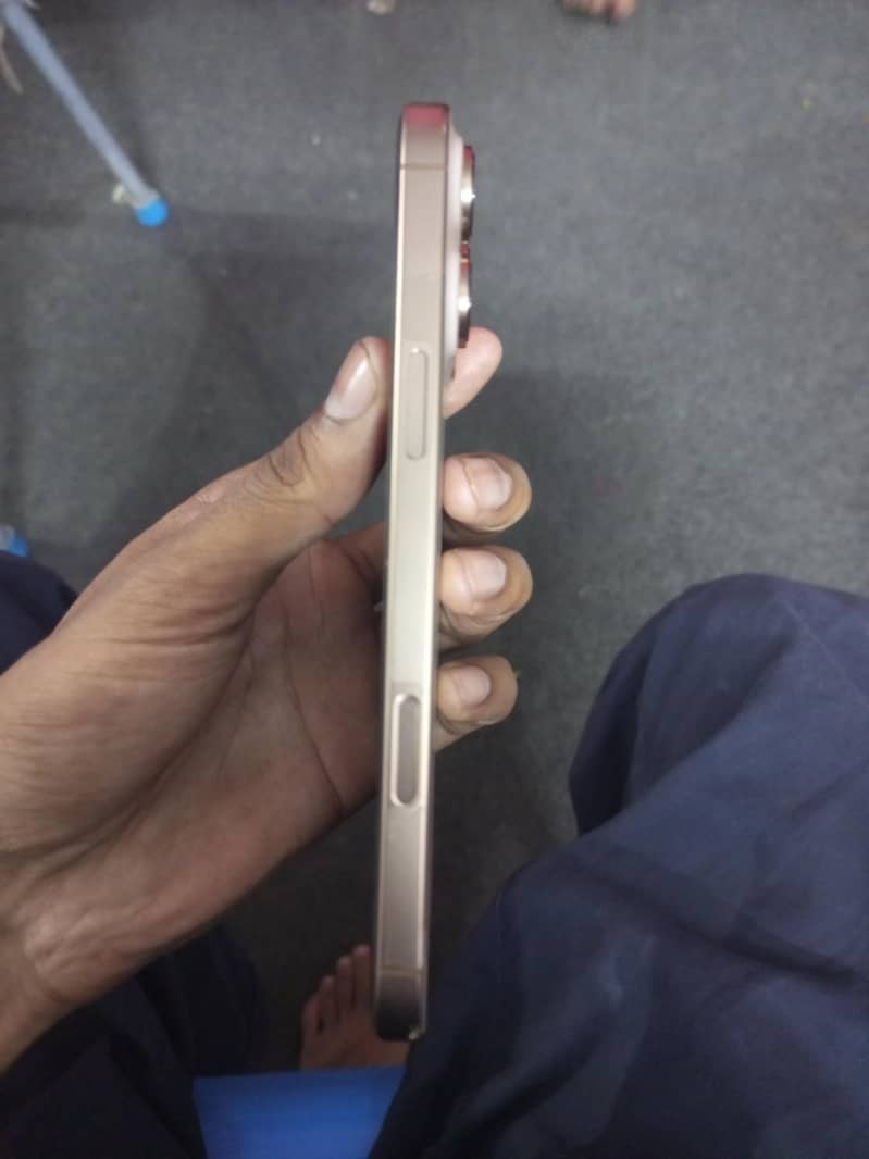 Apple iPhone 16 Pro Max 2