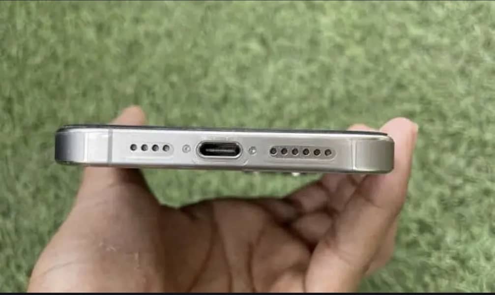 Apple iPhone 15 Pro Max 2