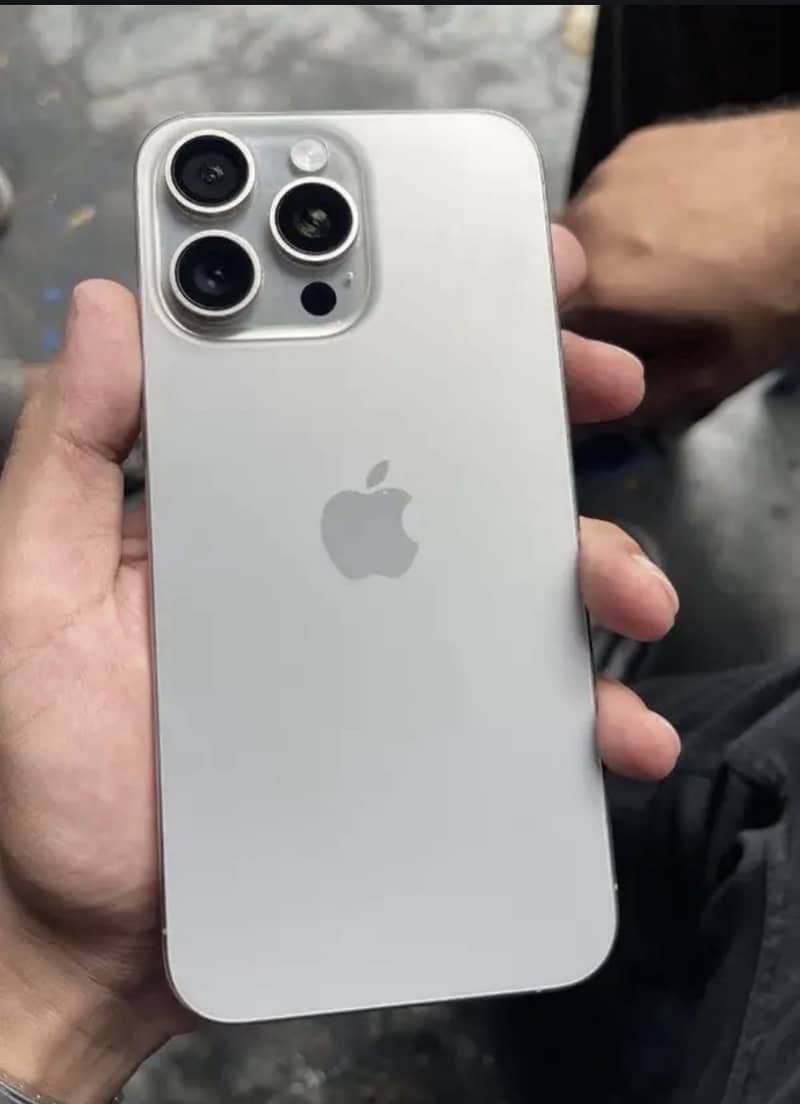 Apple iPhone 15 Pro Max 4