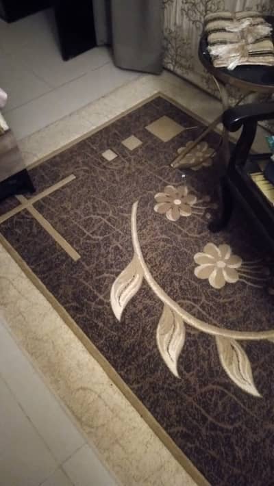 2 side tables and carpets in good condition